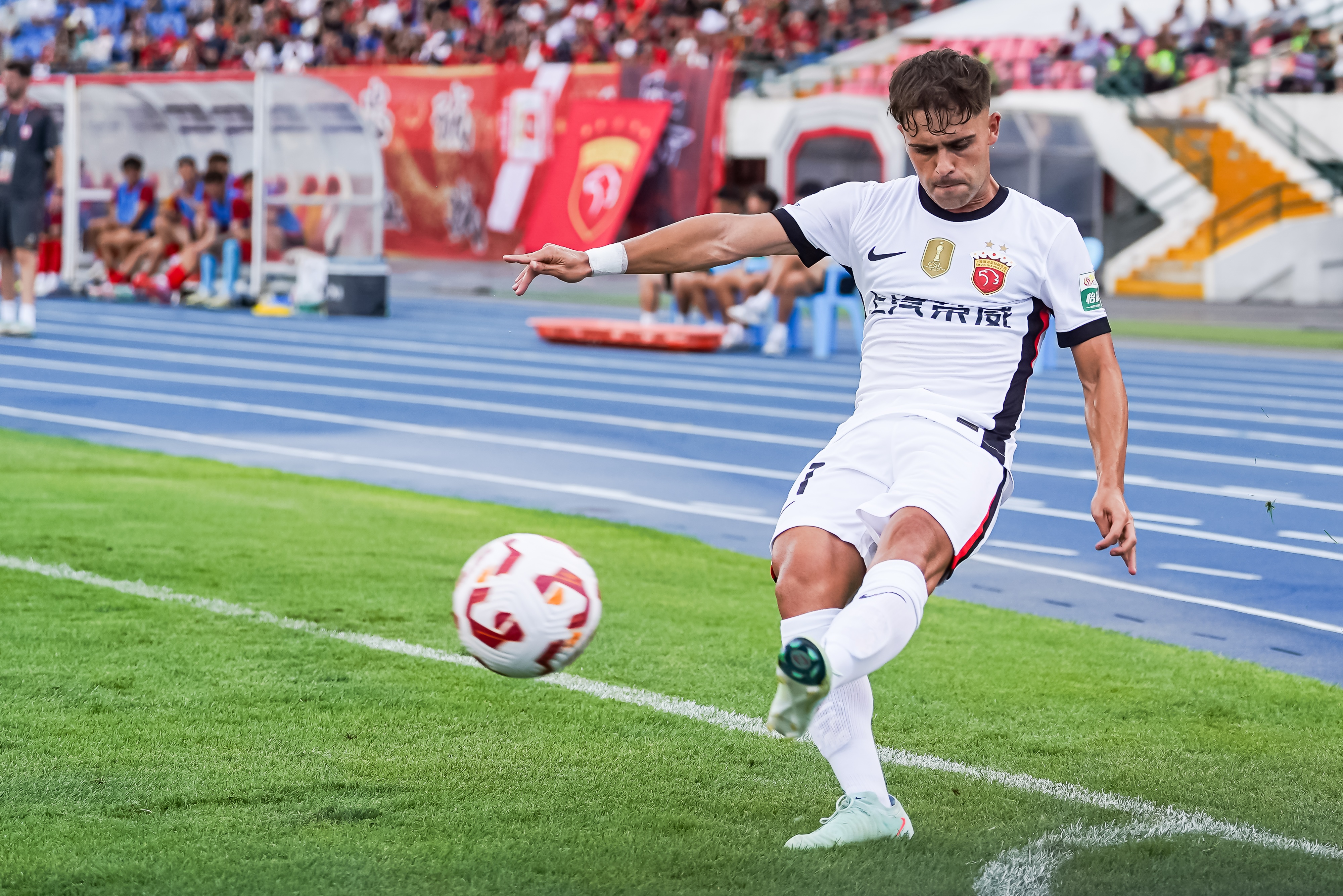 开云体育官网-记者:不明白梅伦多被换为啥有那么大争议,关键问题中场引援不行